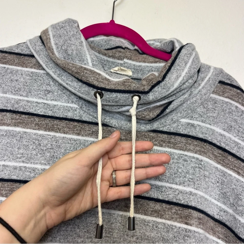 Pre-Loved Men’s Light Gray/Dark Gray Crossover Stripe Hooded Sweater - BKE - Picture 5 of 8